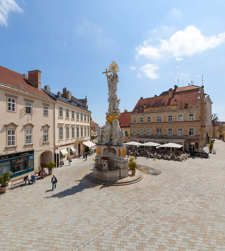 Hauptplatz mit Pestsäule 2017 © Fürnkranz