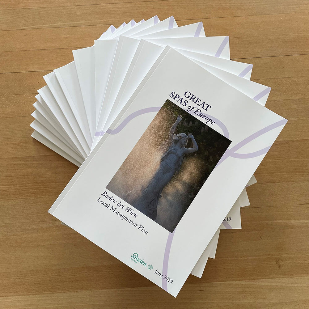Stapel mit leicht versetzt drapierten Büchern. Auf dem Cover ein Foto von Undine.