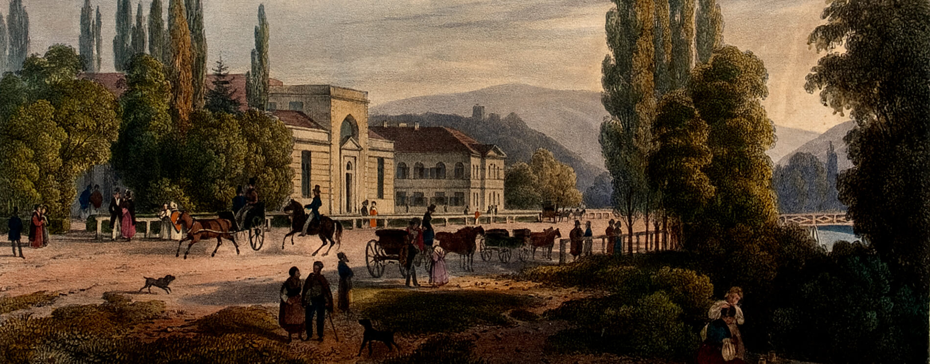 Badehaus mit Grandhotel Sauerhof dahinter; rechts Schwechat und Burgruine Rauheneck; auf der Straße Kutschen, Passanten und ein Hund.