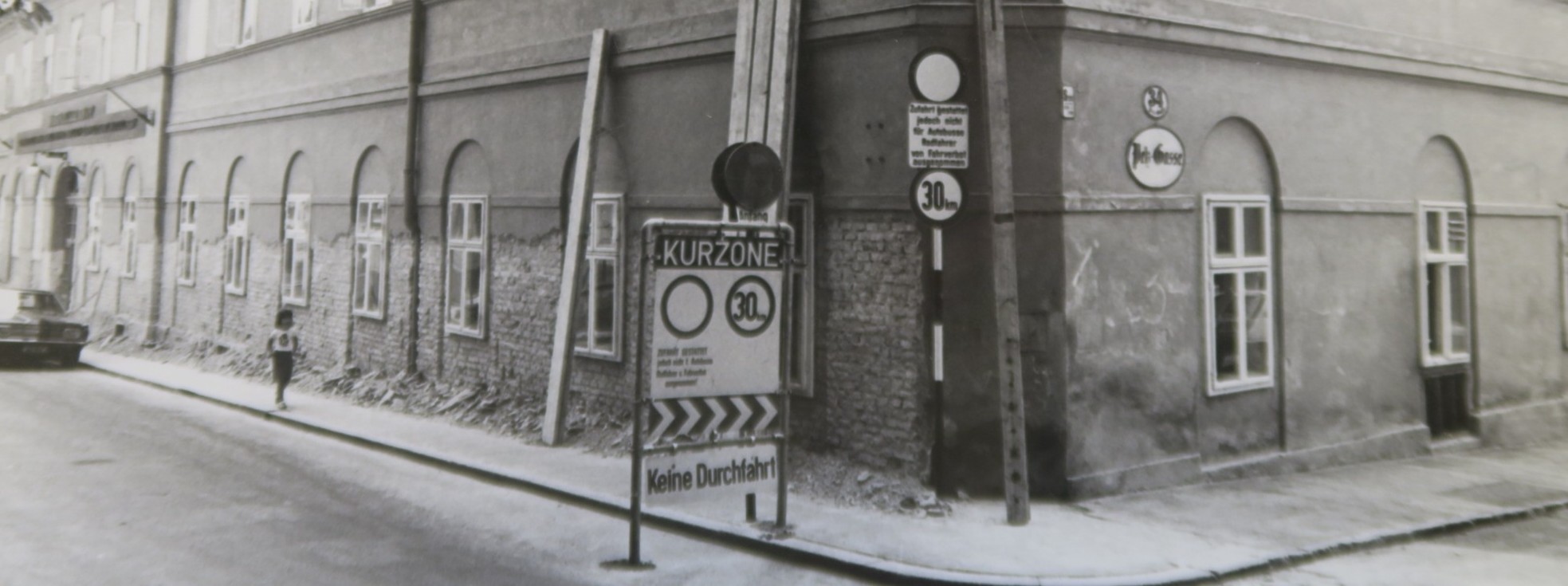 Straßenszene der 1970er: Fahrverbotsschild und Tempo-Begrenzung an der Ecke Marchetstraße/Pelzgasse.