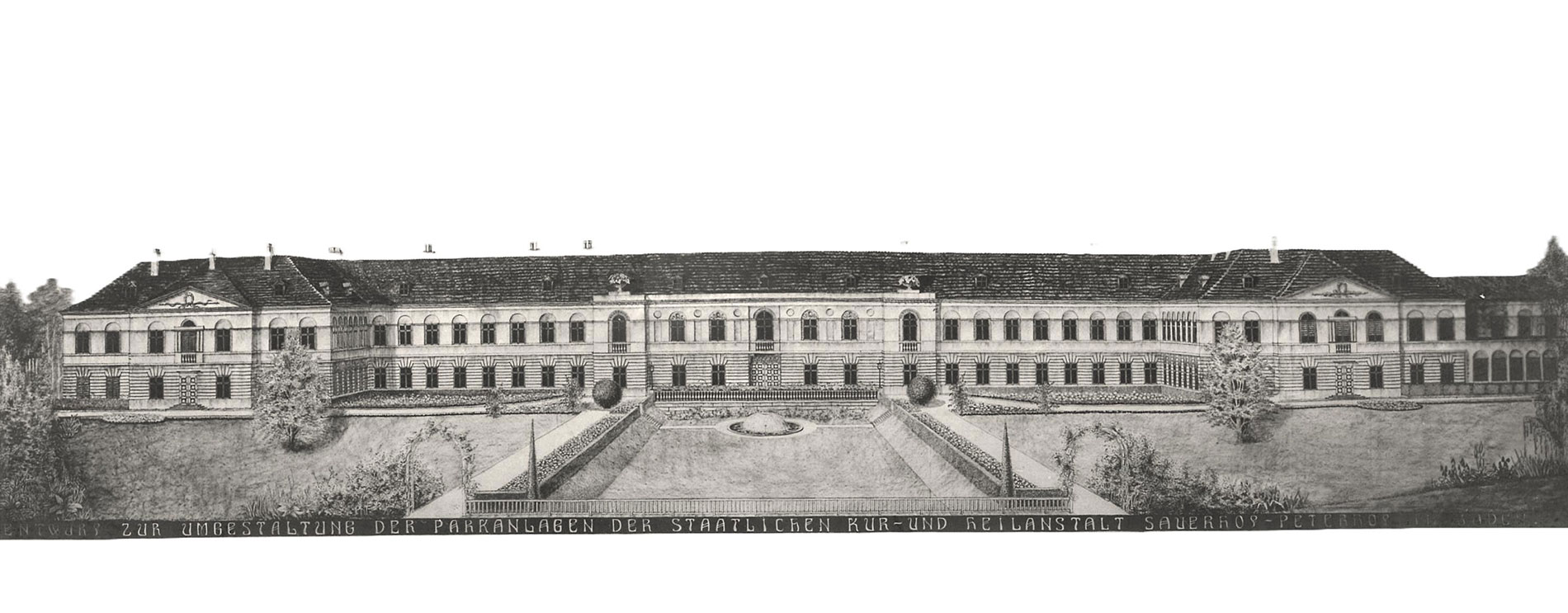 Imposante zweigeschossige Fassade in Zentralperspektive; davor geometrisch gestalteter Garten mit Wegen; Schwarzweiß.