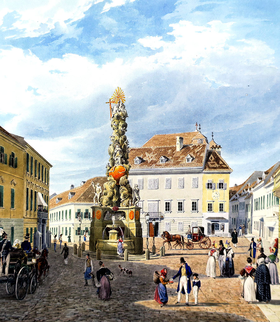 Belebter Platz mit Pestsäule im Zentrum; am oberen Bildrand zwei Häuser, heute vereint im Café Central.